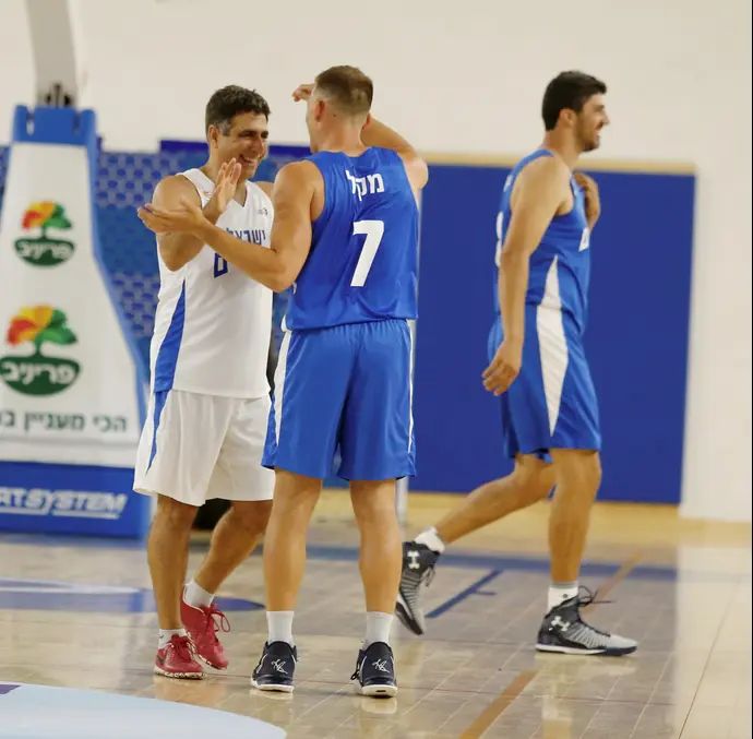 עדי גורדון עם גל מקל, משחק הוקרה של מומו לוצקי