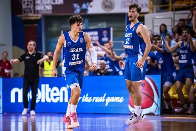 רון ציפר עם נועם יעקב שחקני נבחרת העתודה של ישראל