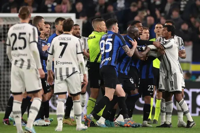 חואן קואדרדו יובנטוס מתעמת עם רומלו לוקאקו אינטר