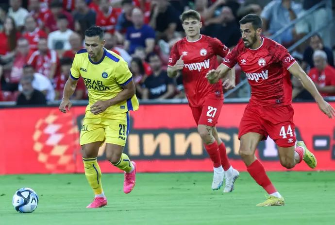 שחקן מכבי תל אביב אילון אלמוג, מול שחקן הפועל באר שבע, חאתם עבד אלחמיד