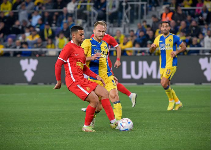 דן גלזר שחקן מכבי תל אביב מול גיל כהן שחקן מ.ס. אשדוד