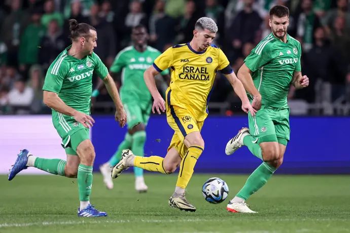 דור תורג'מן שחקן מכבי תל אביב בין לורנצו שימיץ', שון גולדברג שחקני מכבי חיפה