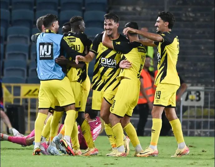 שחקני בית"ר ירושלים חוגגים עם ירדן שועה