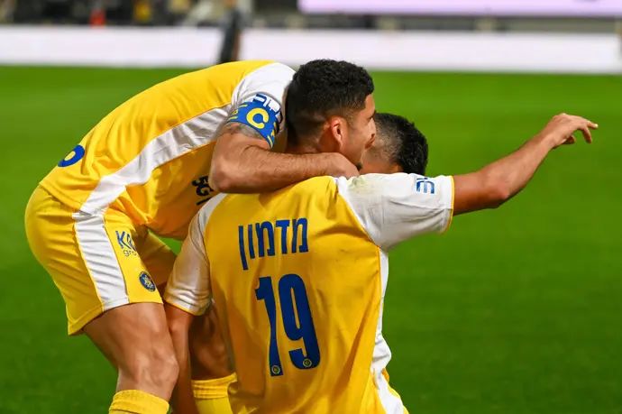 ערן זהבי חוגג עם אלעד מדמון שחקני מכבי תל אביב