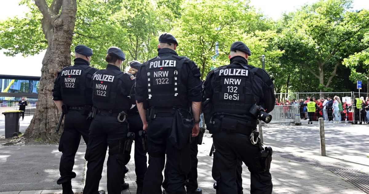 50 Fans der italienischen Nationalmannschaft wurden in Deutschland mit Messern festgenommen