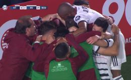 שחקני ריבר מתחבקים