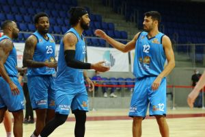 רפי מנקו ושחקני הפועל אילת