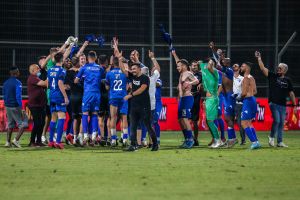 שחקני קרית שמונה חוגגים הישארות