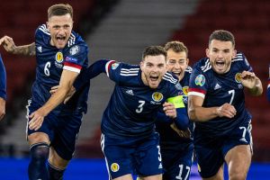 אנדי רוברטסון והסקוטים חוגגים