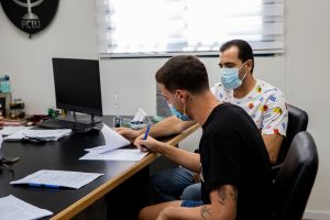 ירדן שועה חותם בבית"ר לצד דודו דהאן