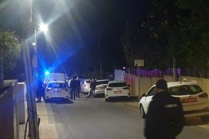 כוחות משטרה מחוץ לביתו של טביב בכפר שמריהו