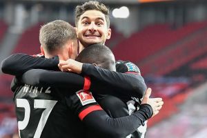 פלוריאן וירץ ושחקני לברקוזן חוגגים