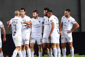 יונתן כהן חוגג עם שחקני מכבי תל אביב