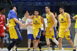 שחקני מכבי ת"א חוגגים