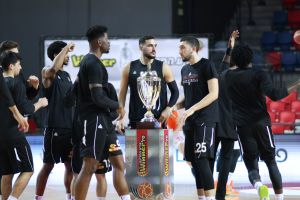 שחקני הפועל ירושלים עם גביע המדינה