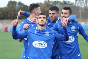 ליאל עבדה חוגג עם שחקני מכבי פתח תקווה