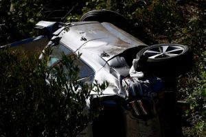 רכבו של טייגר וודס בזירת התאונה