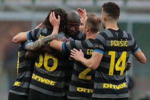 שחקני אינטר חוגגים עם לוקאקו