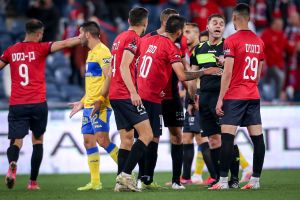 שחקני הפועל חיפה מקיפים את שלום בן אברהם