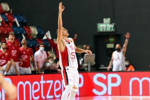 ים מדר חוגג