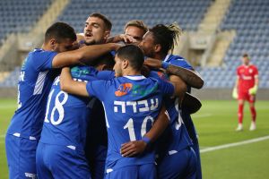 שחקני מכבי פתח תקווה חוגגים