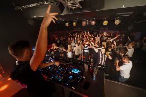 מועדון לילה, אילוסטרציה