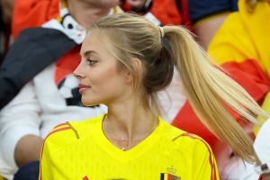 מישל גרציג לבושה בחולצת נבחרת בלגיה