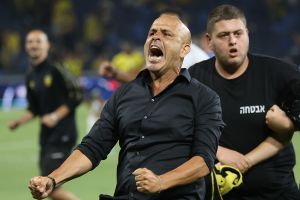 יוסי אבוקסיס חוגג זכייה שלישית בגביע