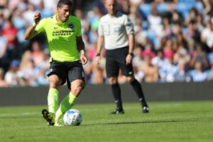 חמד בפעולה. פותח קריירה באנגליה