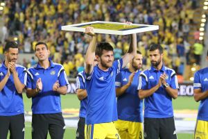 ייני עם צלחת האליפות. מפרגנים לו ללא הרף