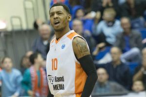 עם הפנים ללטביה