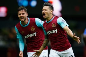 זראטה וקארל ג'נקינסון חוגגים את השער של הארגנטינאי