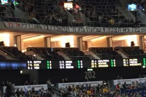 השלט שהונף באולם בברלין ביום חמישי