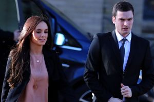 מסתבך. ג'ונסון וחברתו מגיעים לבית המשפט