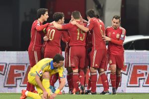 הספרדים מתחבקים. עזרו לסלובקיה