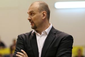 לא מתייחס לשופטים אך עוקץ. טבק