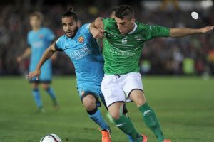 דאגלס נאבק עם טאפיה האלמוני. לא היה משחק קל