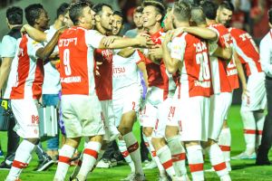 שחקני הפועל חוגגים. הלחץ ירד