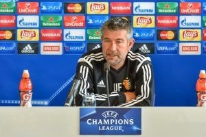 פישר במסיבת העיתונאים. לא מתייחס למפגשי העבר