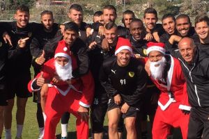 חבל שלא הביאו גם לאצילי תחפושת