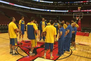 הצהובים מתאספים מסביב לסמל הבולס