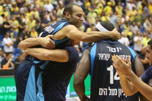 ניסים ויוטר חוגגים עם החברים. סנסציה מארץ הסנסציות