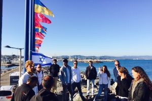 טקס צנוע על שובר הגלים בהייר