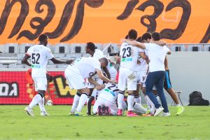 שחקני נתניה חוגגים ניצחון דרמטי