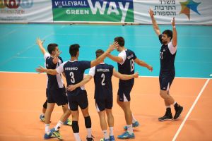 שחקני הנבחרת חוגגים ניצחון בכורה