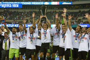 שחקני מקסיקו חוגגים עוד תואר בגולד קאפ