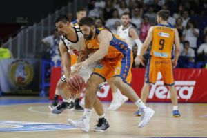 דובלייביץ' נאבק על הכדור עם איון. ניצחון חוץ גדול