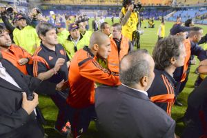 שחקני ריבר מנסים לרדת מהדשא