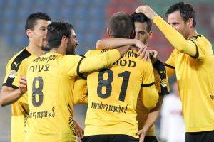 שחקני ביתר ירושלים חוגגים. קבוצת צמרת לגיטימית