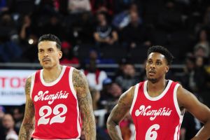 בארנס משמאל. כמעט מחצי המגרש עם הבאזר